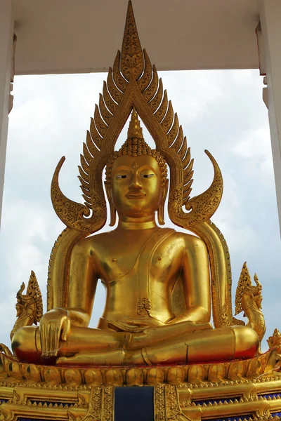 Mediterar brons buddha - templet thailand. — Stockfoto