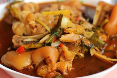 çorbası baharatlı bacak-domuz sıcak ve baharatlı