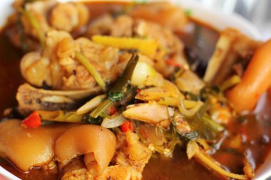 çorbası baharatlı bacak-domuz sıcak ve baharatlı