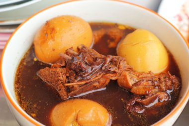 Domuz ayağı gravy sos ile