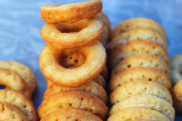 Fazendo donut colocado em uma fileira . — Fotografia de Stock