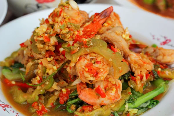 Salade épicée et crevettes - cuisine asiatique — Photo