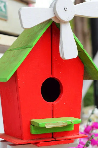 Dřevěné ptačí dům s přírodou — Stock fotografie