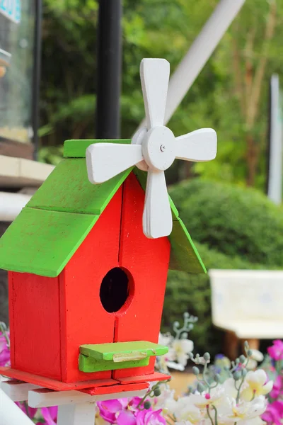 Dřevěné ptačí dům s přírodou — Stock fotografie