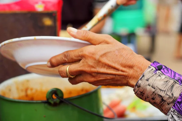 Las manos de la mujer mayor - inmersión de la venta —  Fotos de Stock