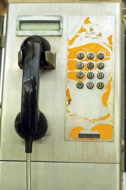 el ve eski vintage telefon kulübesi.