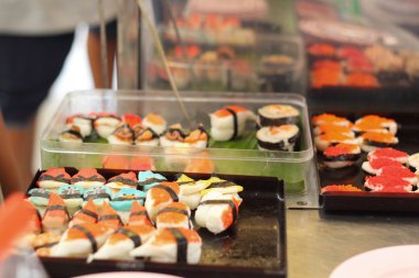 Japon suşi - suşi yumurta, karides, Yengeç sopa, deniz yosunu.