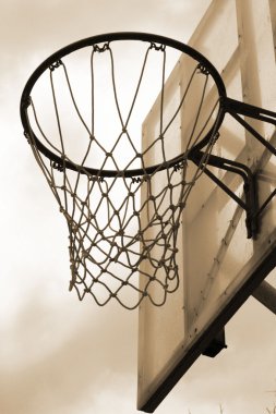 gökyüzü üzerinde basketbol hoop karşı
