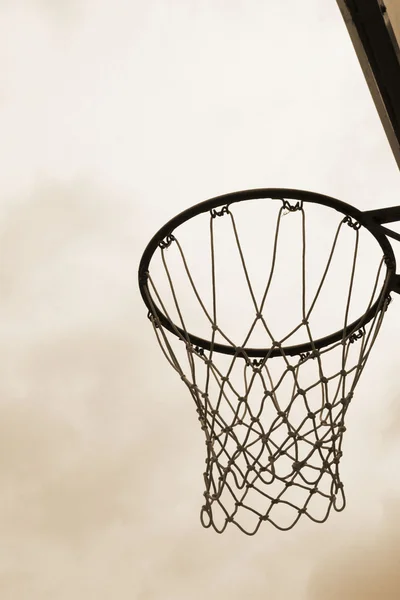 Basketball cerceau contre sur le ciel — Photo