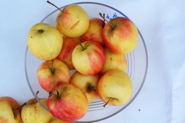 Beyaz arka planda taze kırmızı elmalar