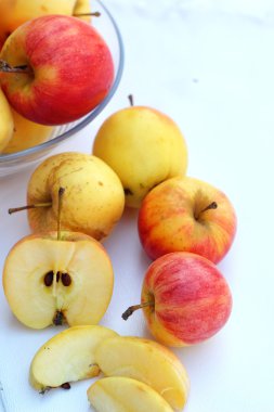 Beyaz arka planda taze kırmızı elmalar