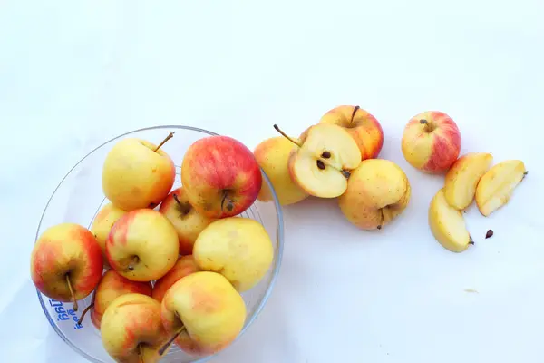 Rote Äpfel frisch auf weißem Hintergrund — Stockfoto