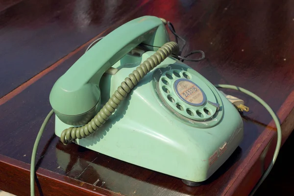 Starý telefon vintage styl na dřevěnou podlahu. — Stock fotografie