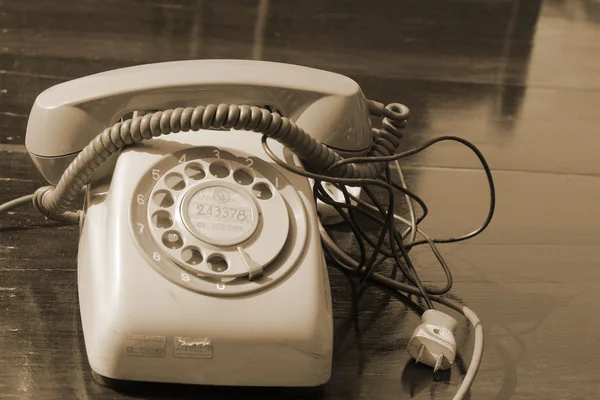 Vecchio stile telefono vintage sul pavimento in legno . — Foto Stock