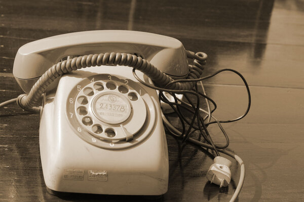 старый телефон винтажный стиль на деревянном полу
.
