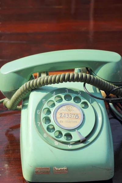 Vintage tarzı ahşap yerde eski telefon. — Stok fotoğraf