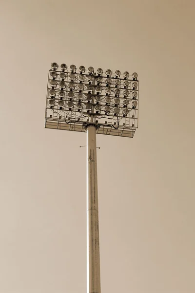空と背の高いスタジアムのライト — ストック写真