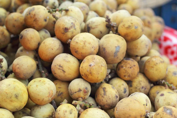 Reifer Longkong auf dem Markt — Stockfoto