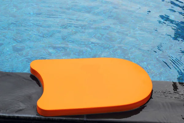 Kickboard dans la piscine . — Photo