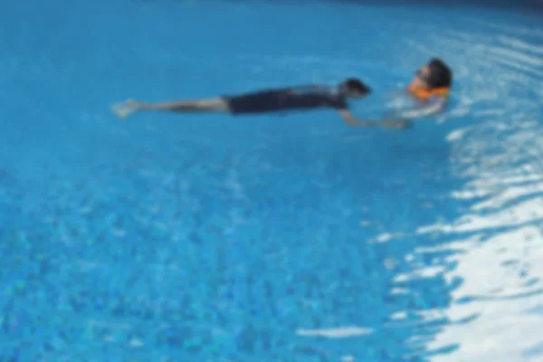 Enfants flous jouant dans la piscine — Photo