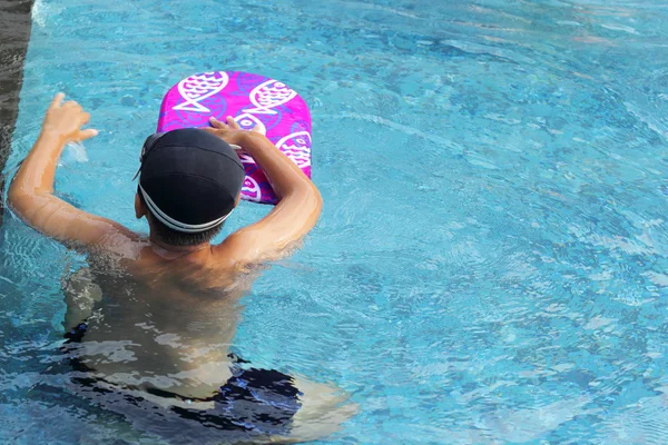 Barn som leker i poolen — Stockfoto