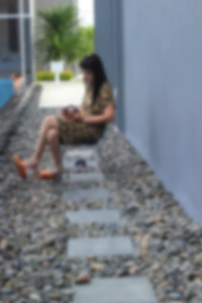 Mulheres desfocadas jogar telefones inteligentes ao lado da piscina . — Fotografia de Stock