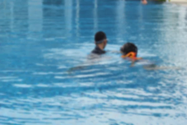 Homályos gyermekek játszanak a medencében — Stock Fotó