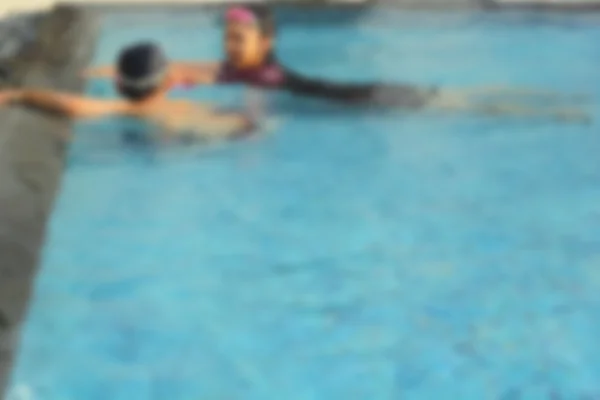 Enfants flous jouant dans la piscine — Photo