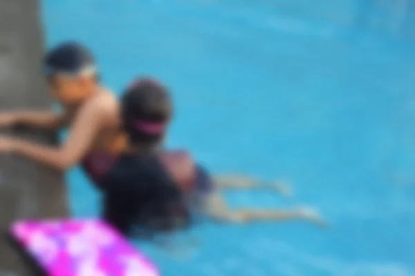 Bambini sfocati che giocano in piscina — Foto Stock