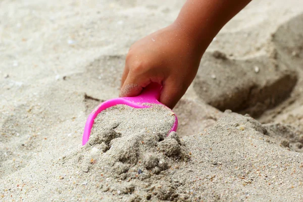 沙滩上的儿童沙滩玩具 — 图库照片