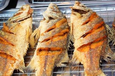 Tabakta kızarmış balık.