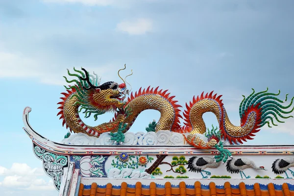 Dragões no templo com céu — Fotografia de Stock