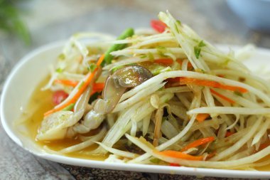 Deniz ürünleri papaya salatası plaka üzerinde