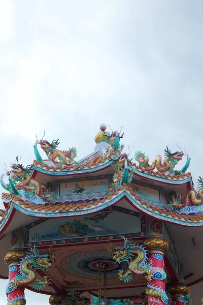 Ancienne architecture chinoise avec ciel bleu — Photo