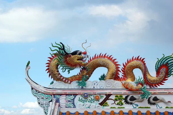 Dragones en el templo con cielo — Foto de Stock