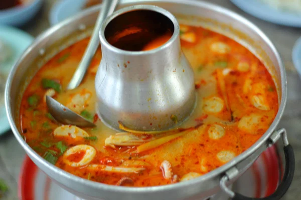 Soupe de crevettes et de citron en pot — Photo