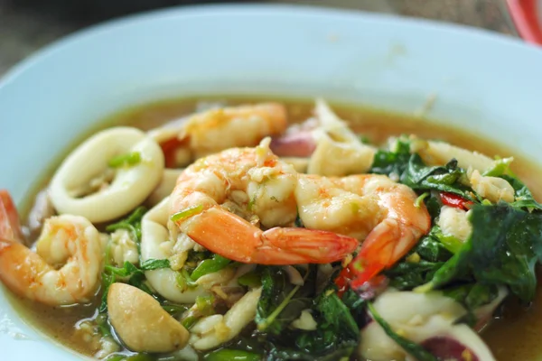Pikantní smažené mořské plody, krevety, chobotnice. — Stock fotografie