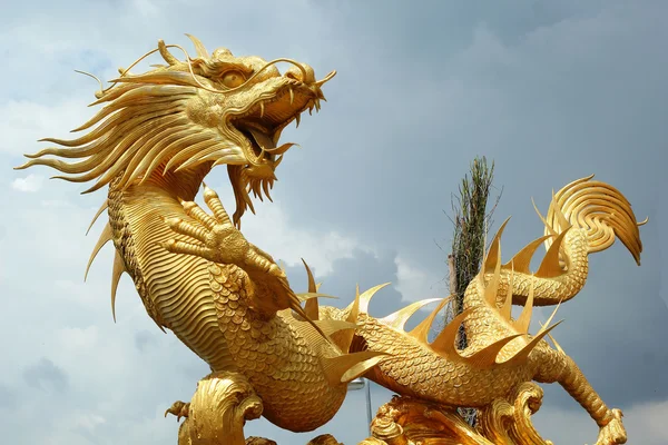 Dragons in the temple with sky — Stock Photo, Image