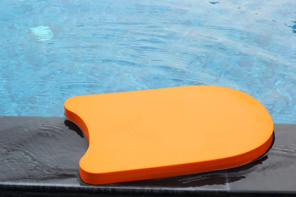 Kickboard im Schwimmbad. — Stockfoto