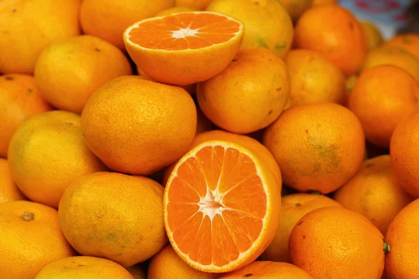 Piyasada turuncu meyveler — Stok fotoğraf
