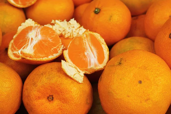 Oranžové ovoce na trhu — Stock fotografie