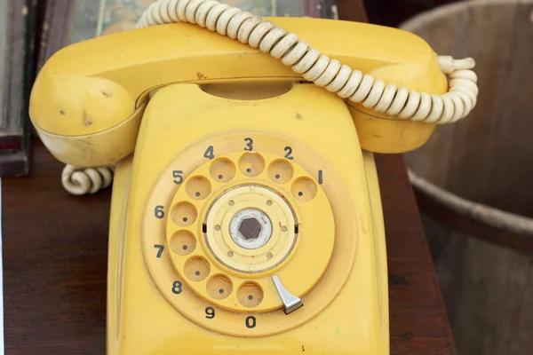 Vintage tarzı ahşap yerde eski telefon. — Stok fotoğraf