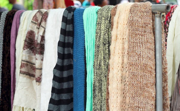 De sjaal winkel op de markt — Stockfoto