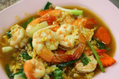 Baharatlı kızarmış balık, karides, kalamar.