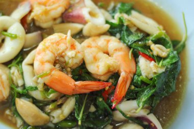 Baharatlı kızarmış balık, karides, kalamar.