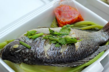 Pazarda balık buğulama