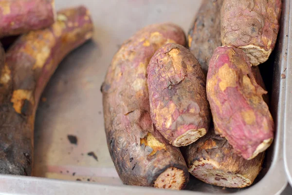 Frische Süßkartoffeln auf dem Grill — Stockfoto