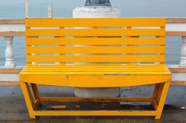 parkta bankta sandalye