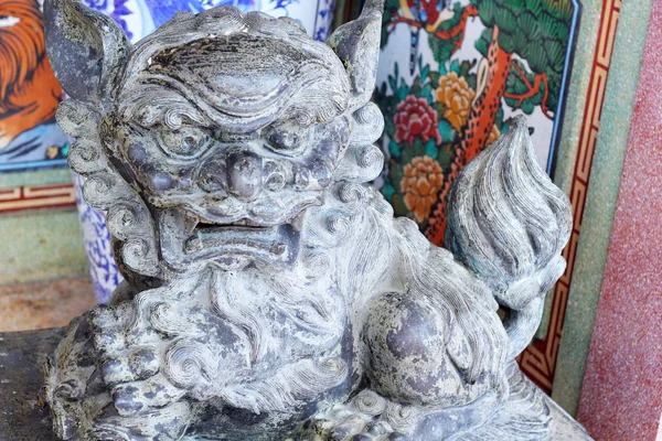 Traditional chinese stone lion — Stock Photo, Image