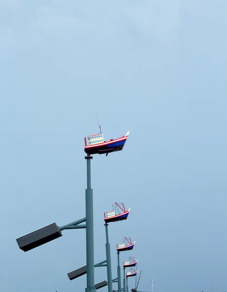 Lichtmast Modellboot mit dem Himmel — Stockfoto